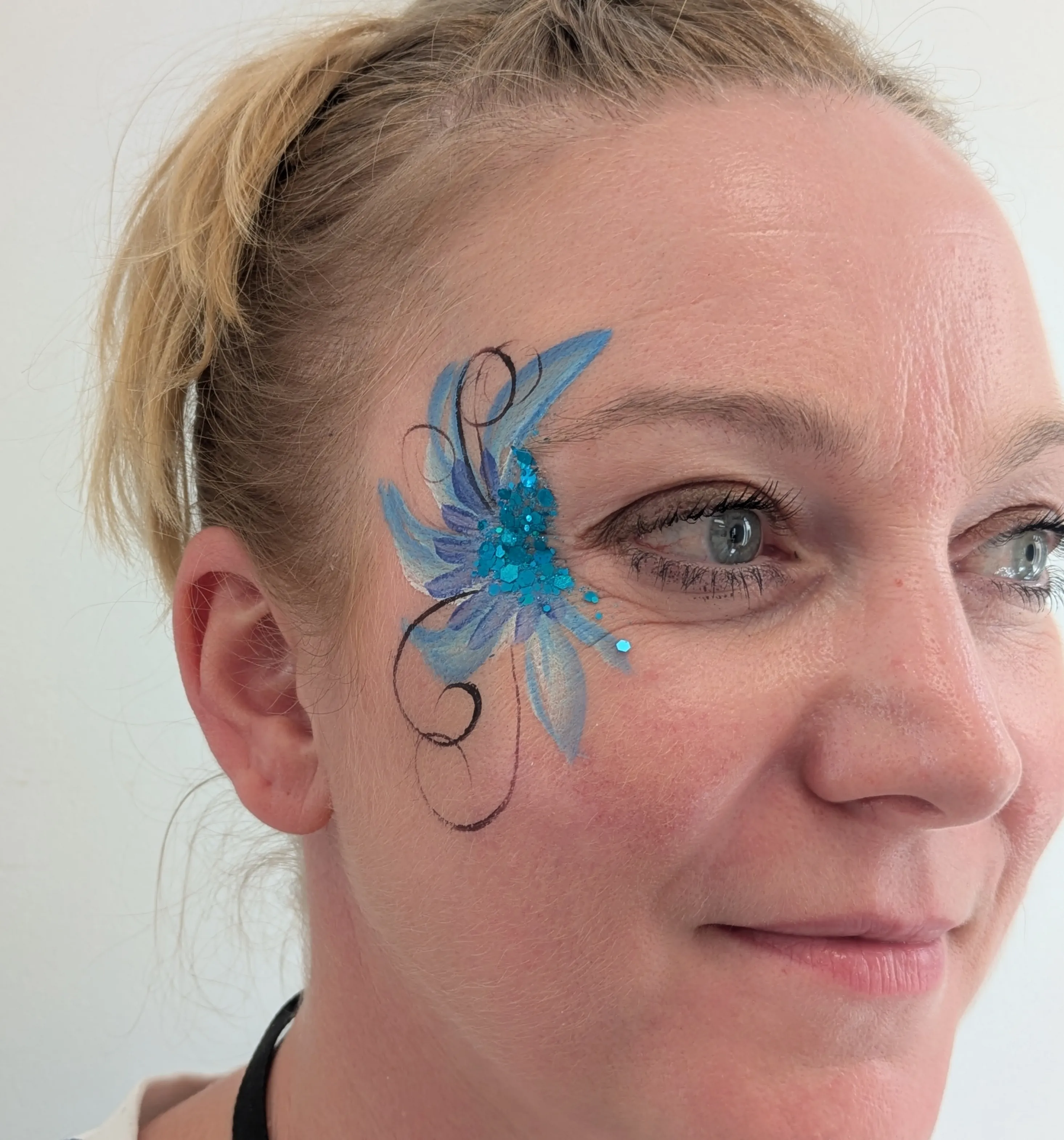 Maquillage artistique floral bleu